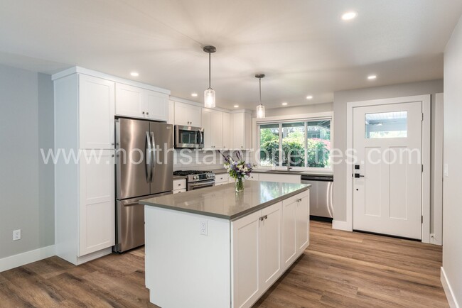 Building Photo - Beautifully fully remodeled Lake Oswego Du...