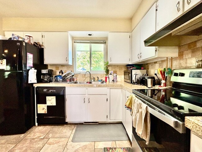 Building Photo - 3 bed, 2.5 Bath House in Central-West Fort Collins! Available July 10th!