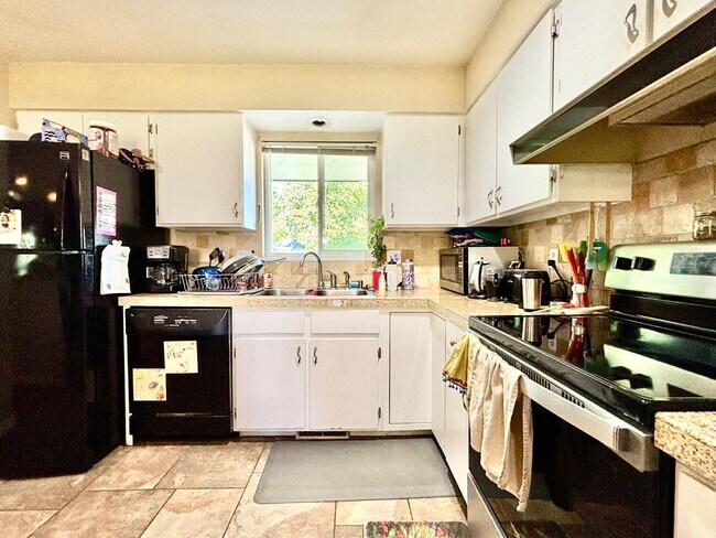Building Photo - Well Maintained and Spacious Home in Fanta...