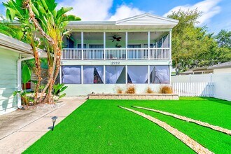Building Photo - Spacious 2/1 with Screened Balcony – Walk ...