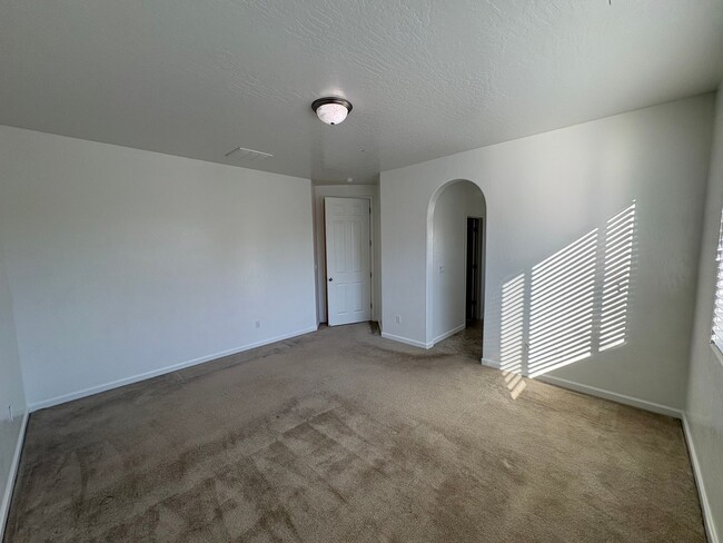 Building Photo - NW Visalia Home Near Shopping Center Available Now!