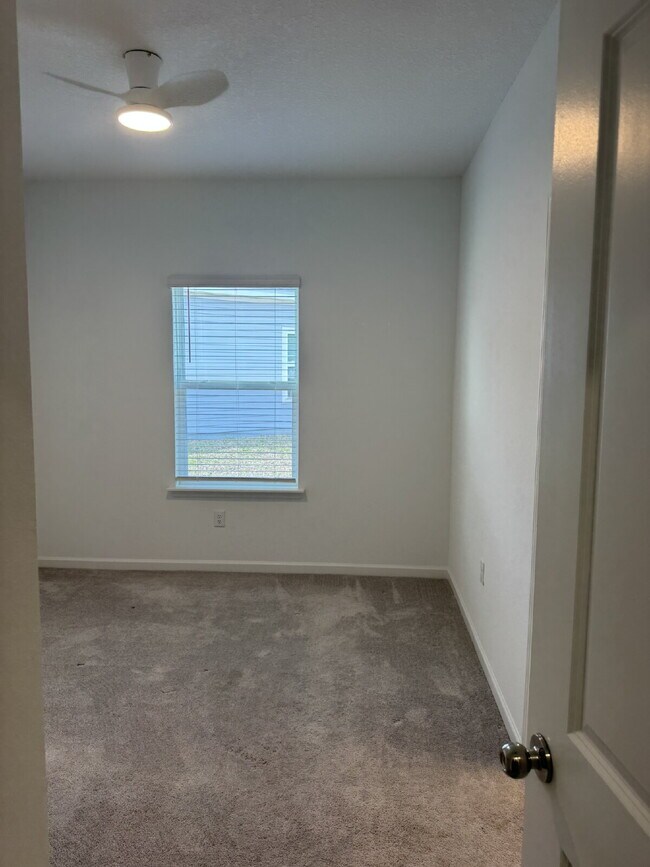 Building Photo - "Spacious 4-Bed Oasis with Granite Finishes & Guest Suite in Jacksonville!"
