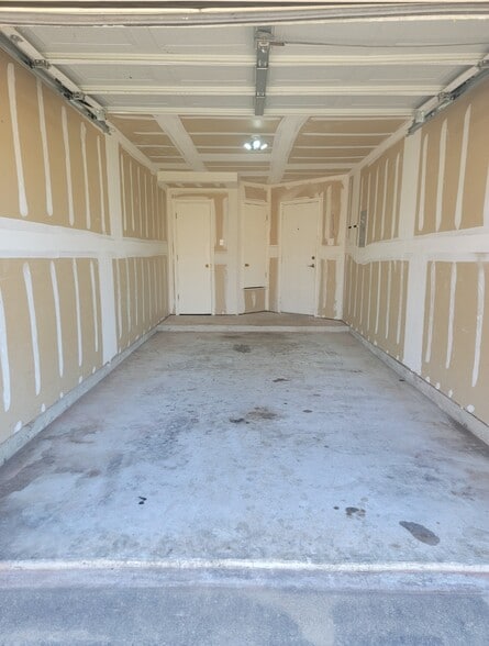 Attached garage - 2874 Southampton Way