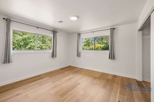 Building Photo - Modernized Spacious 3 Bedroom Home with Lush Outdoor Living in the Heart of Ashland