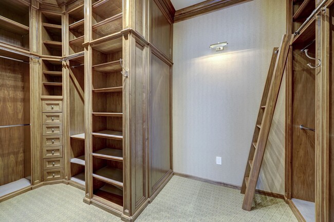 Building Photo - 2727 Kirby Dr