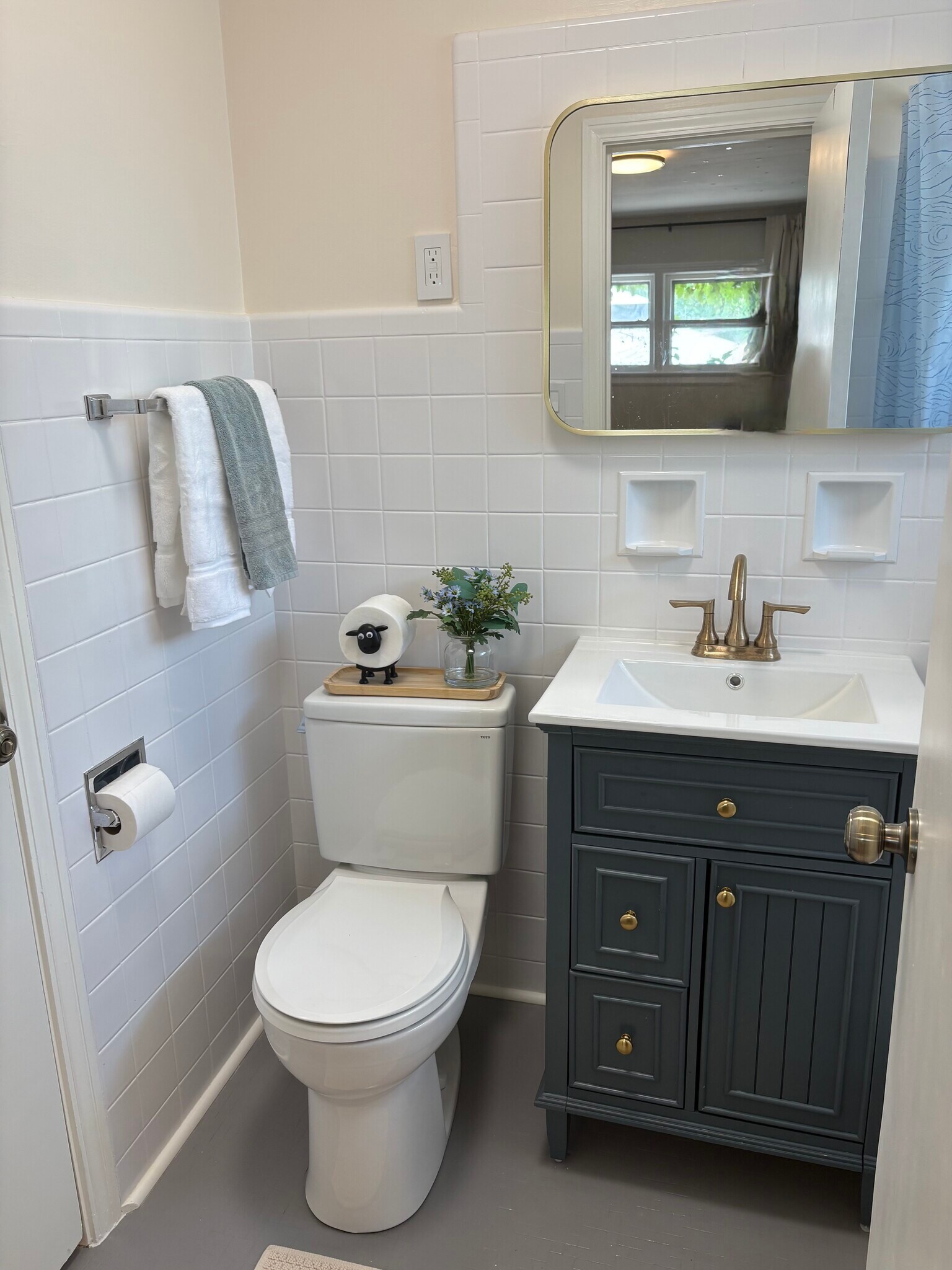 Full bath - 319 Dodge Ave