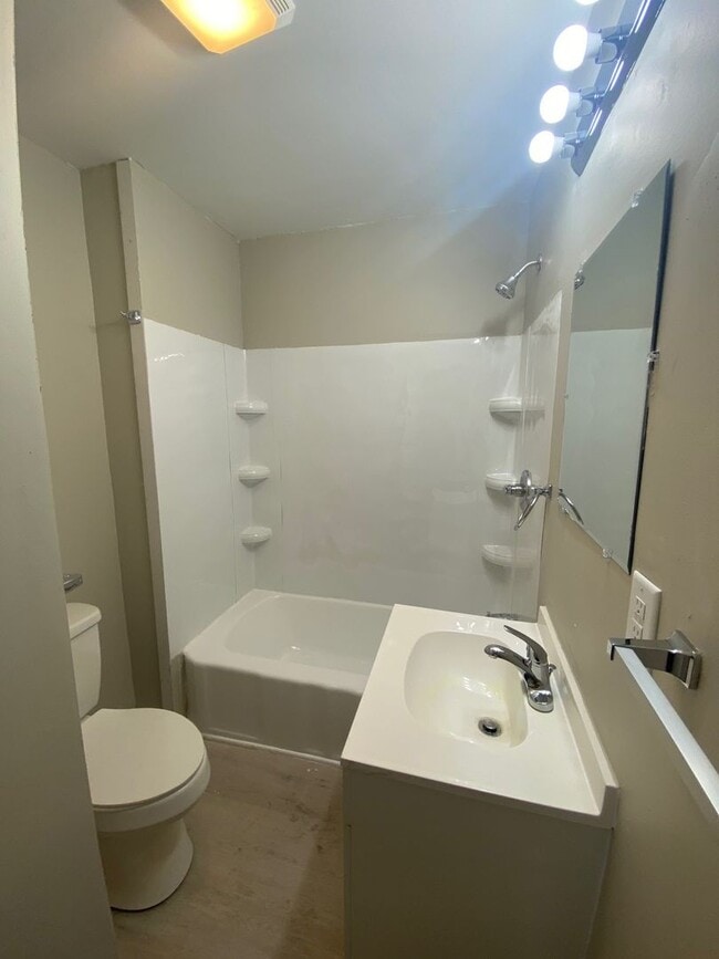 Building Photo - 3 bed 1 bath home in Center Township