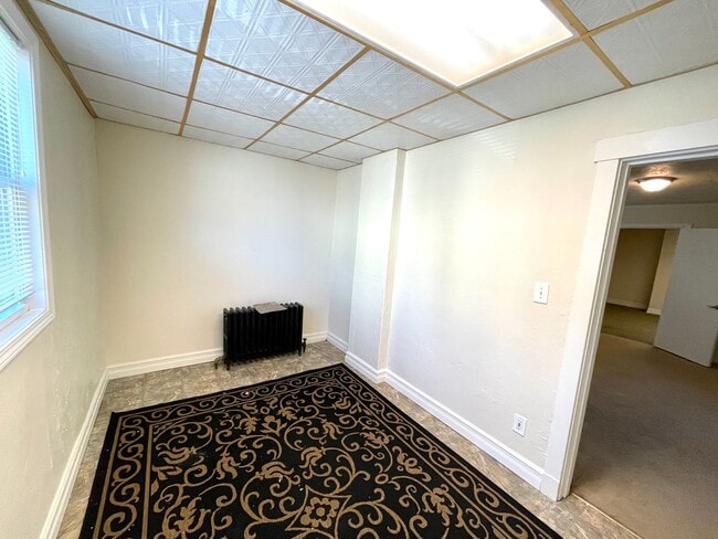 Building Photo - Mt. Washington house, 3 bedroom 2 1/2 bath house with great kitchen, yard, laundry June 1st