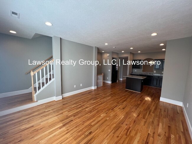 Building Photo - Luxurious Colonial Green Townhome