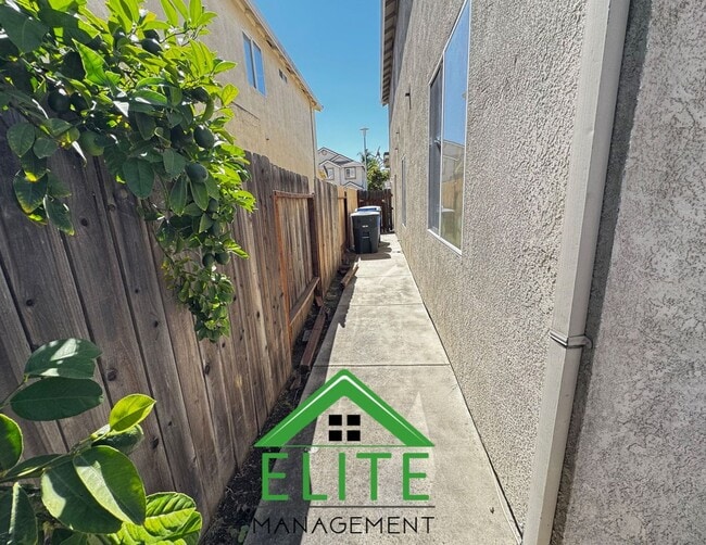 Building Photo - Home Located in the Highly Sought-after No...