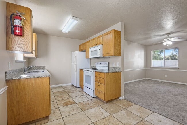 Building Photo - 2 Bed 1 Bath GROUND FLOOR Condo in Rexburg...
