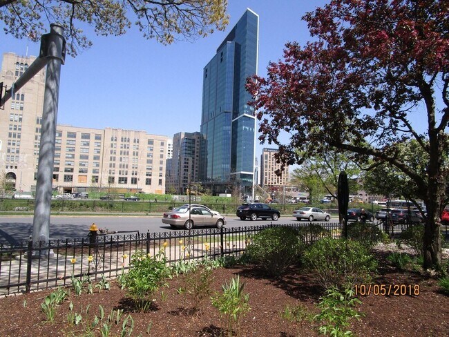 Building Photo - 120 Riverway