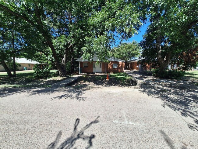 Building Photo - 4 Bedroom, 2 Bath in Clyde!