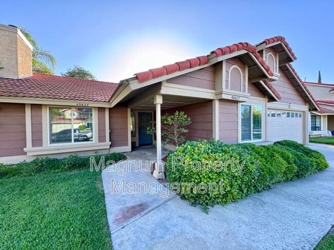 Building Photo - 45627 Clubhouse Dr
