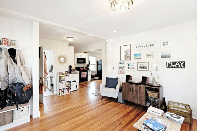 Building Photo - Charming & Updated Pet-Friendly Belmont Rental