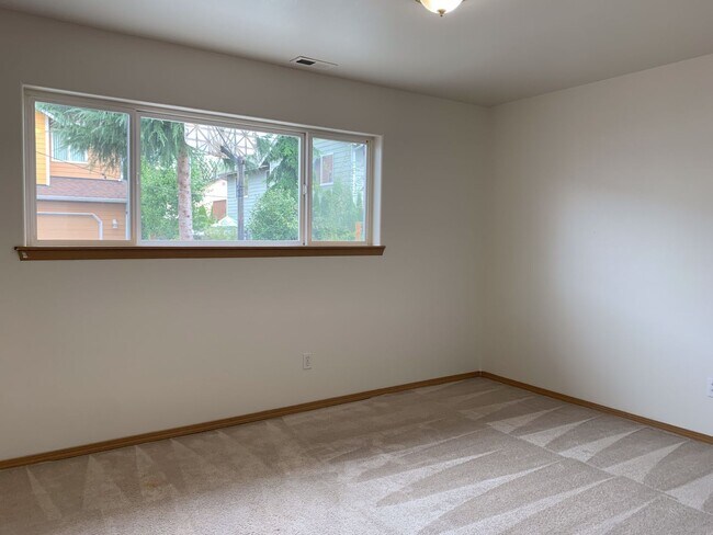 Building Photo - Split Level 4-bedroom, 3-bathroom Home in ...
