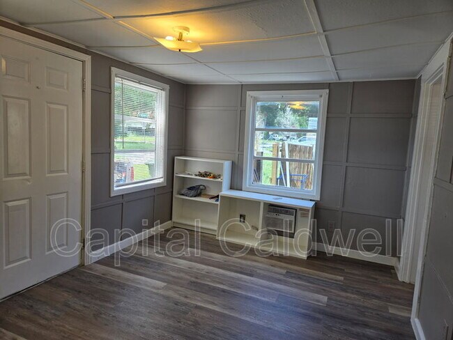 Building Photo - 8415 N Seminole Ave