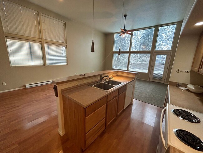 Building Photo - Unique 36th Ave Duplex - 2 Bed, 2 Bath on South Hill!