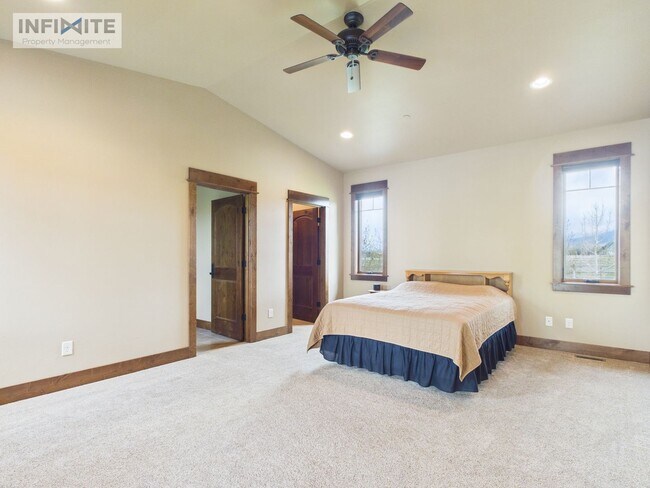Building Photo - Stunner on Springhill
