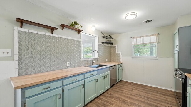 Building Photo - 476 Granada Dr