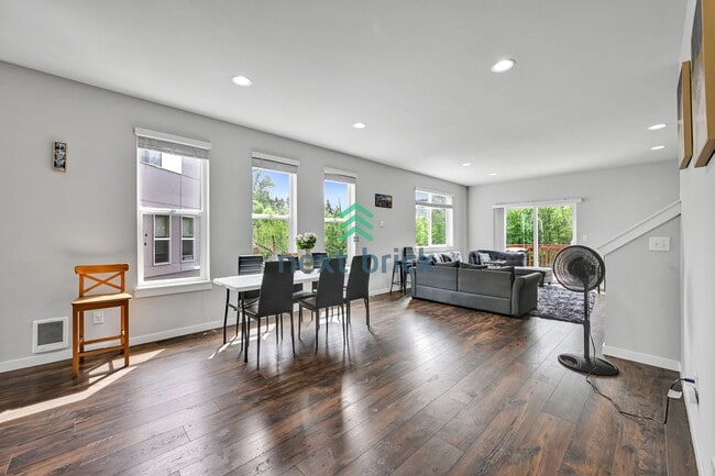 Building Photo - Spacious & Modern 4-Bed, 3.5-Bath Townhome...