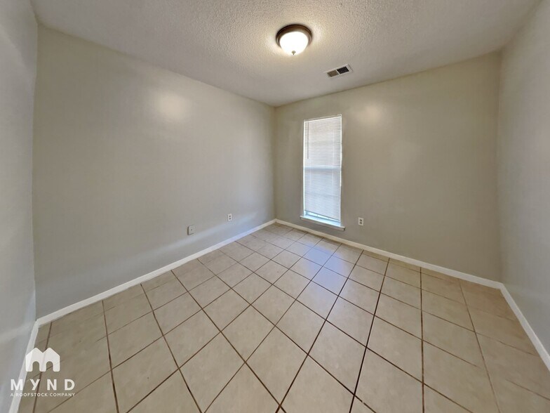 Building Photo - 3405 Laurel Dr