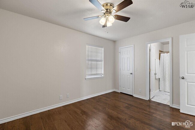 Building Photo - 300 E Garden Dr