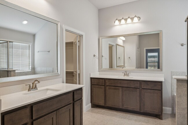 Building Photo - 548 Bradley Dr