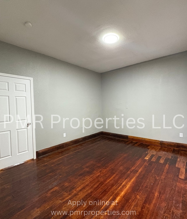 Building Photo - 3 Bedrooms / 1 Bathroom House