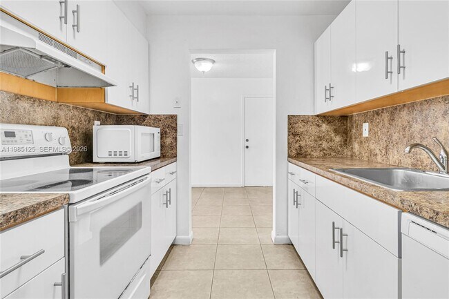 Building Photo - 7201 Miami Lakes Dr