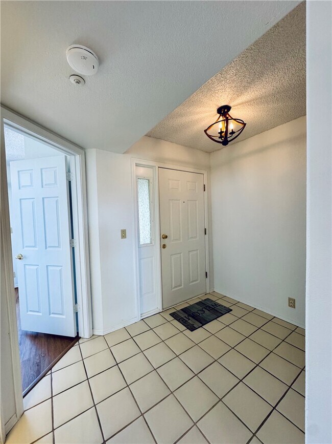 Building Photo - 2022 Merrill Ln