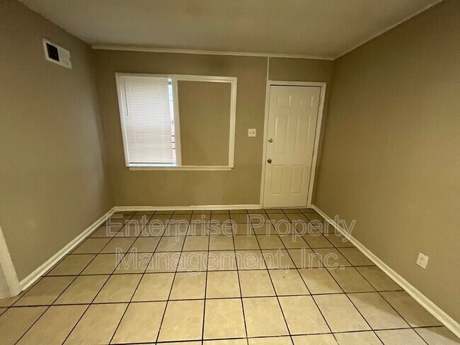 Building Photo - 424 Deerskin Dr