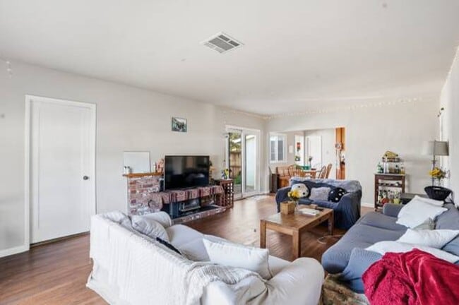 Building Photo - 811 Mission St