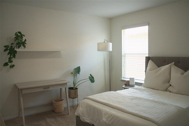 Building Photo - 2209 Bettylou Ln