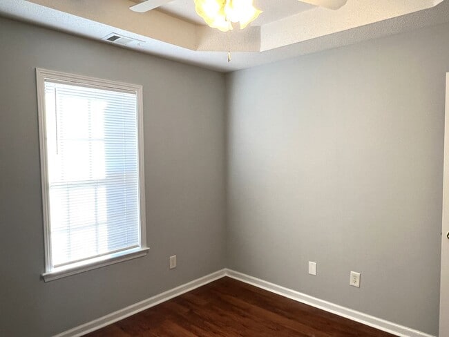 Building Photo - Absolutely Adorable Home Near Lake Joy Elementary