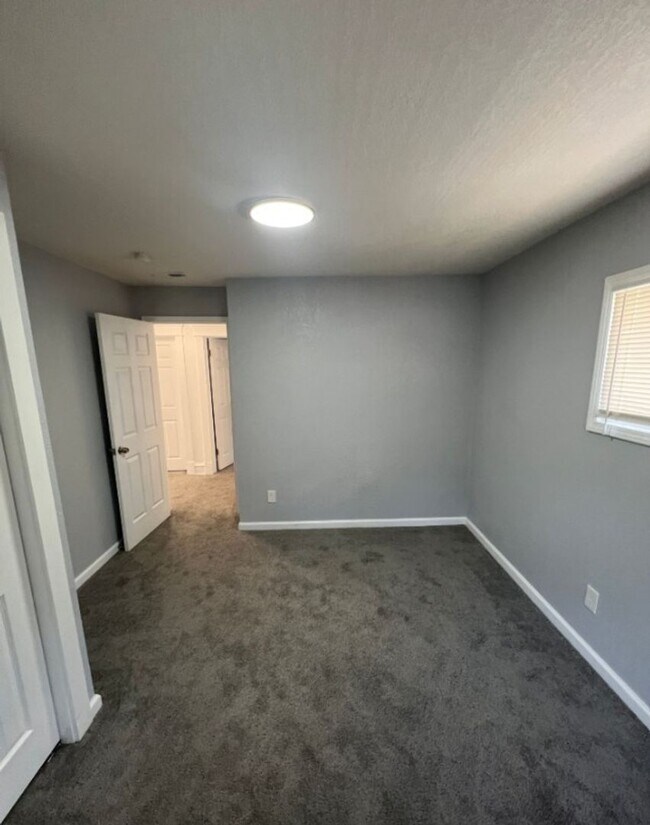 Building Photo - Spacious 5 Bed, 2.5 Bath in the heart of K...