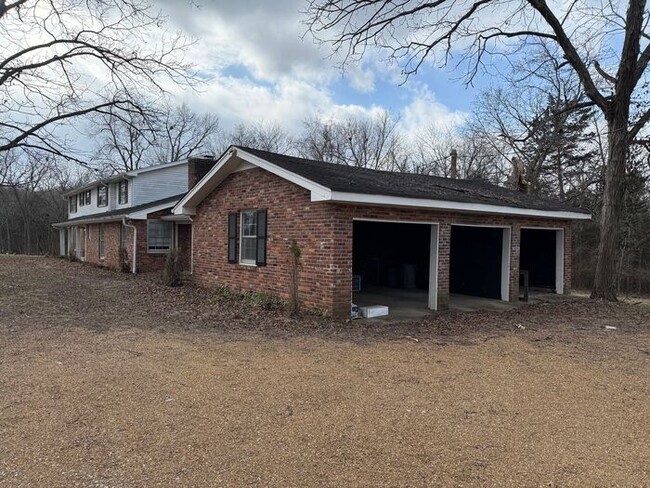 Building Photo - Massive 12 Bedroom House in Madison