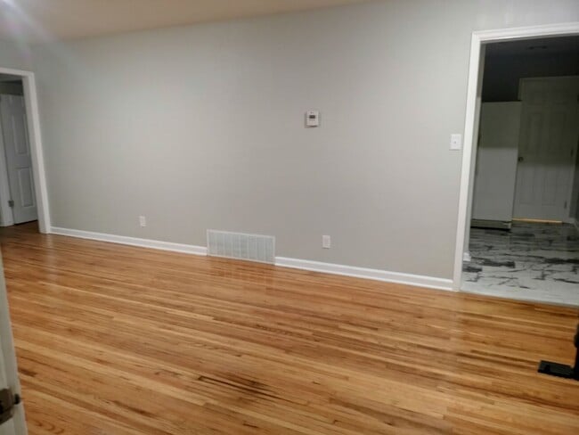 Building Photo - 3 Bedroom 1 bath on the East Side