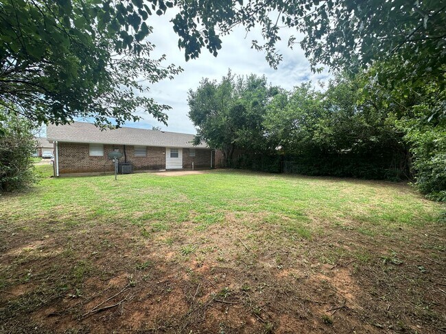 Building Photo - Spacious 4 bed, 1.5 bath