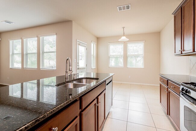 Building Photo - 3 Bedrooms, 2.5 Bathrooms – Stylish and Co...