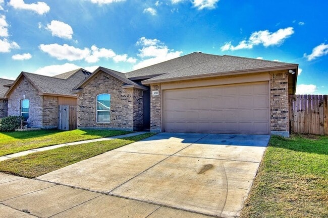 Building Photo - 3021 Cantabria St