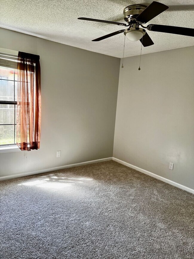 Building Photo - 3/2 with fenced in yard!