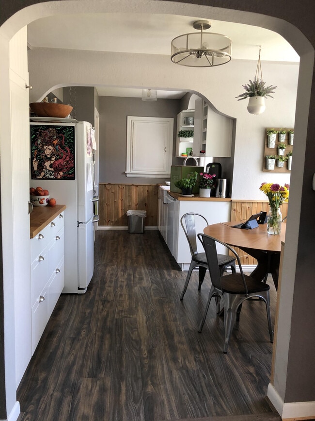 Building Photo - 1015 Forest Ave