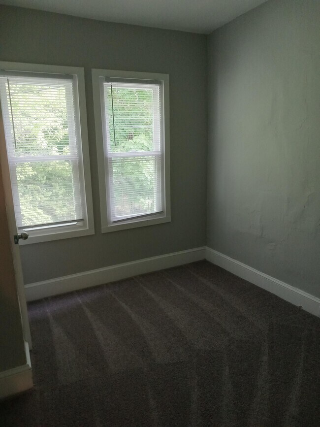 Building Photo - 211 E 13th St