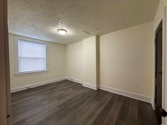 Building Photo - Updated 3BR 1 bath house with off street p...