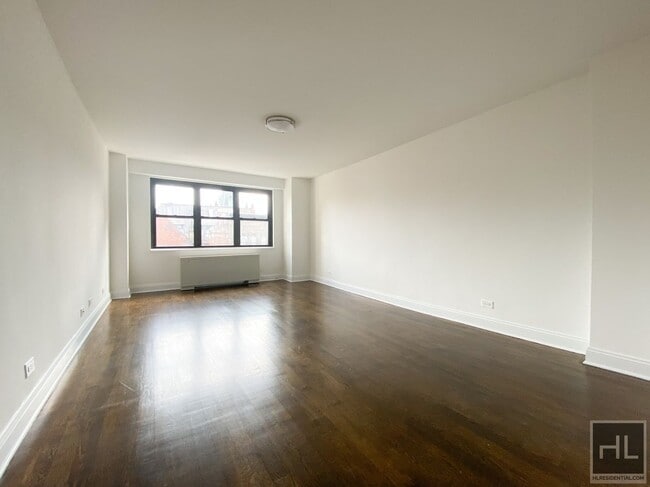 Building Photo - 145 E 16th St