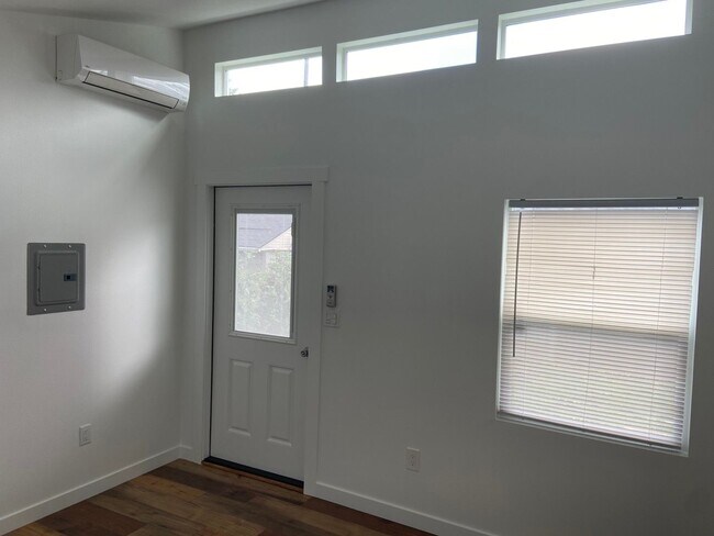 Building Photo - Charming 3 Bedroom, 1 Bath Home in Portland offering Comfortable Living with Central AC!