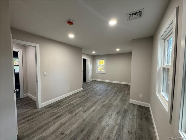 Building Photo - 75 Valley Dr