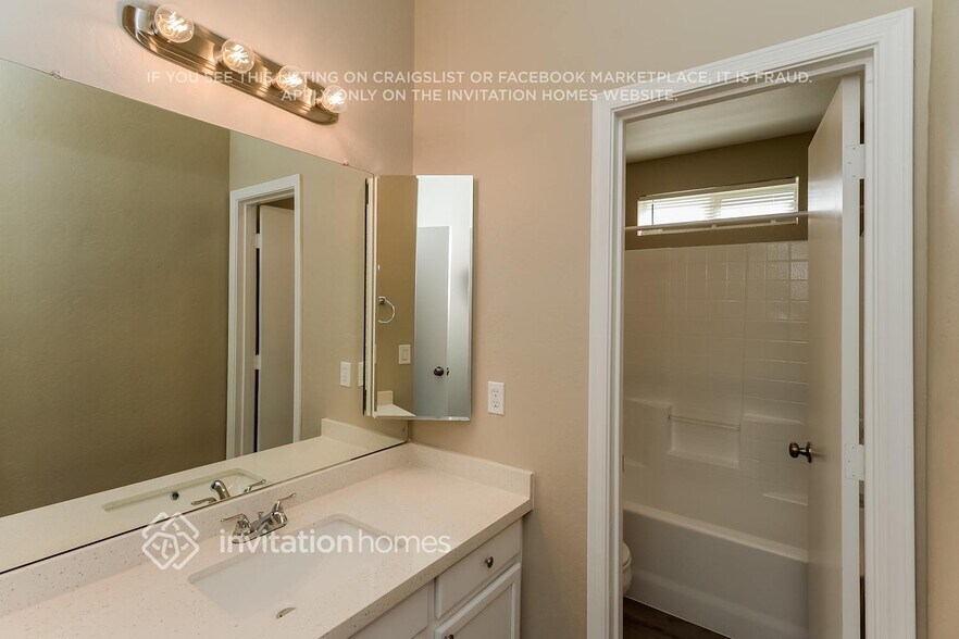 Building Photo - 491 E Mesquite Ave