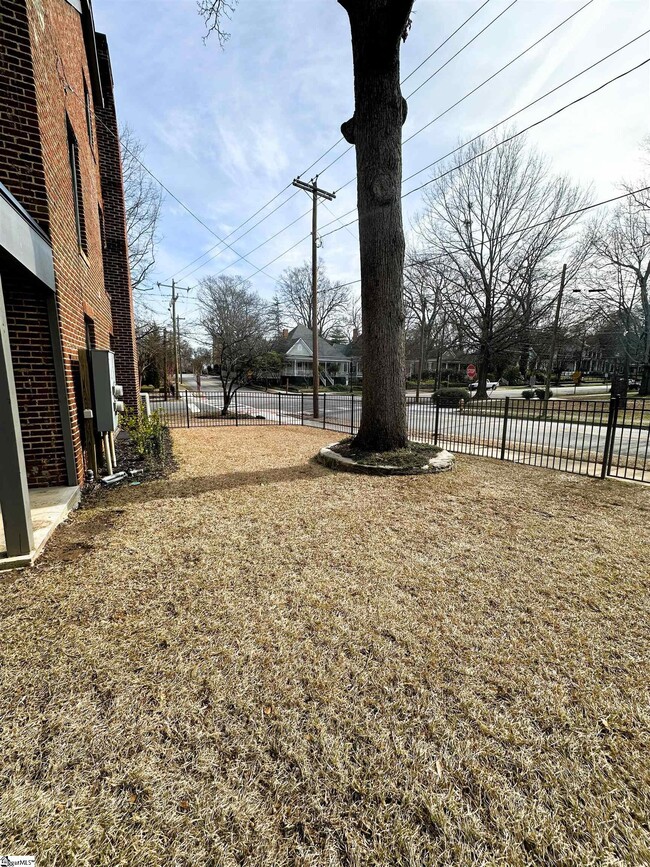 Building Photo - 501 Hampton Ave